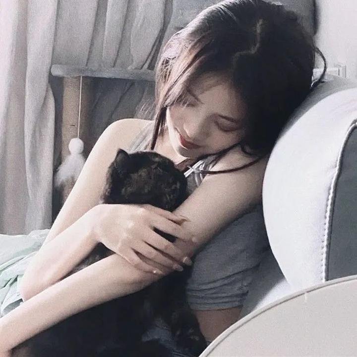 窗中女孩海报
